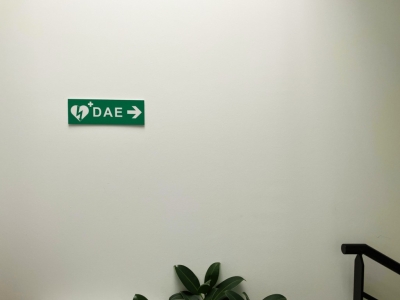 Signalétique défibrillateur : Comment identifier rapidement les emplacements 